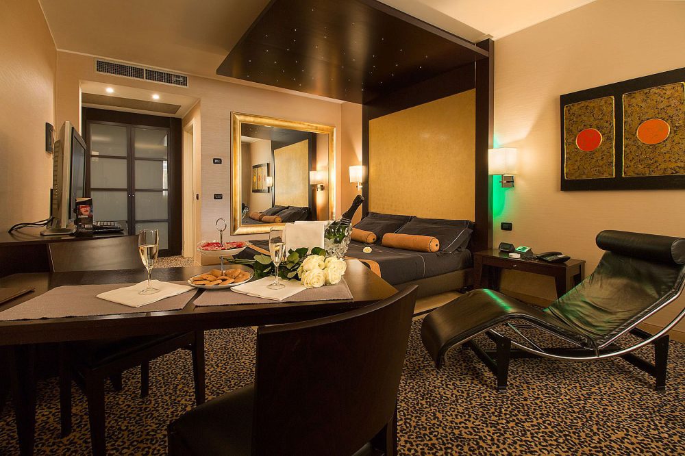 Hotel a Pavia con vasca idromassaggio doppia. Suite Hotel Del Duca